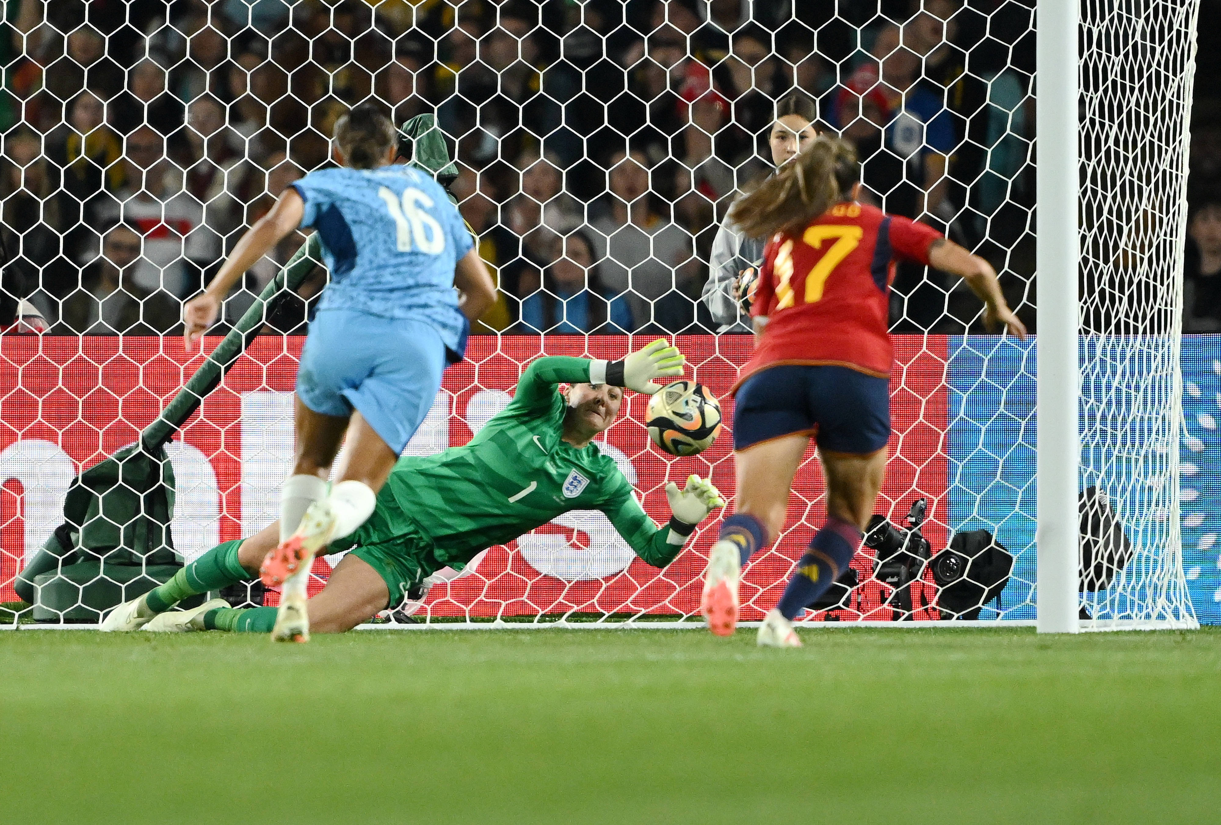 精彩的足球比赛吸引了全球观众的目光修改病句 精彩的足球比赛吸引了全球观众的目光修改病句